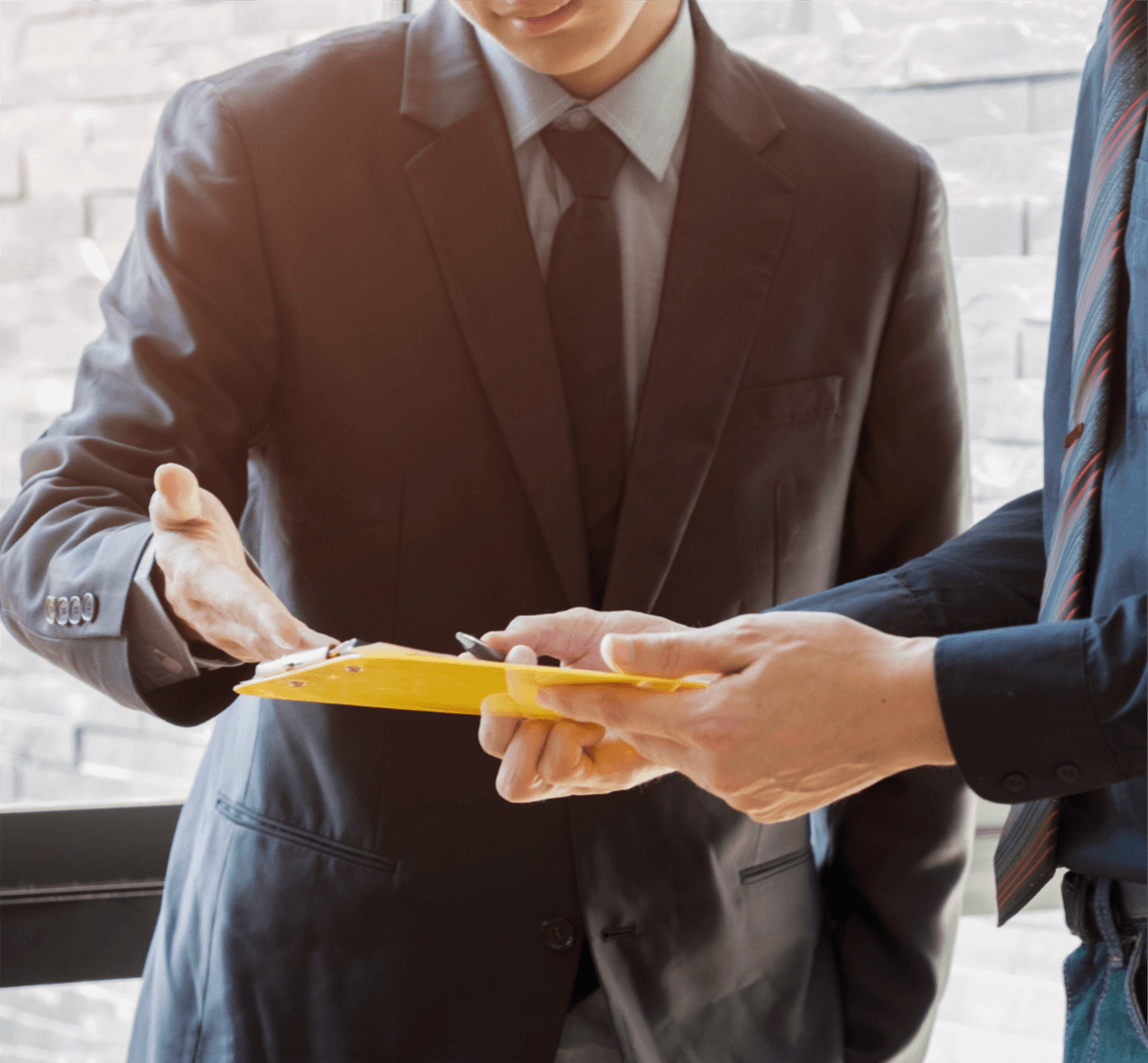 Tim profesional berdiskusi standar audit ISO